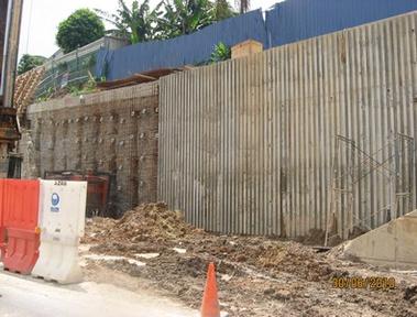 Caisson pile retaining wall system